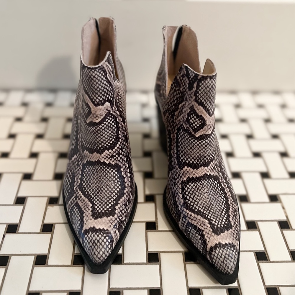 Vince Camuto Gigietta Boot in Snakeskin size 6.5